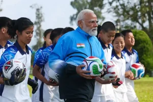 सिक्किम की वादियों में बच्चों संग फुटबॉल खेलते नजर आये पीएम नरेंद्र मोदी
