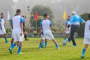 सिक्किम की वादियों में बच्चों संग फुटबॉल खेलते नजर आये पीएम नरेंद्र मोदी