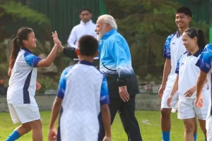 सिक्किम की वादियों में बच्चों संग फुटबॉल खेलते नजर आये पीएम नरेंद्र मोदी