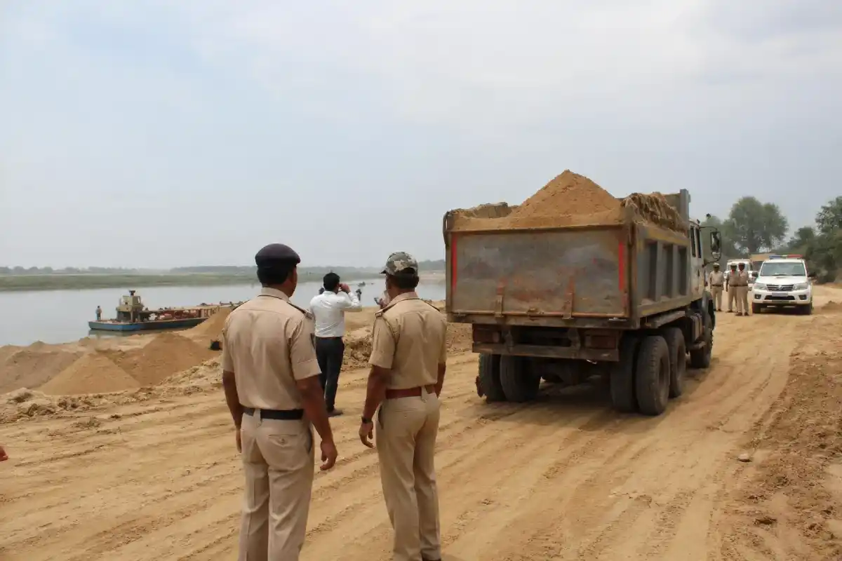 Maharashtra sand policy 2025 illegal mining action flying squad: महाराष्ट्र में अवैध रेत खनन रोकने के लिए उड़नदस्ते तैनात, सरकार ने सख्त नियम लागू किए