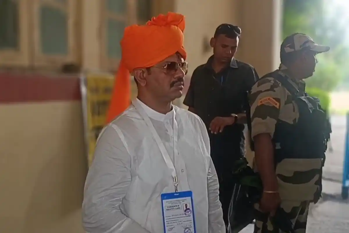 Rakesh Singh BJP candidate Kolkata Port votes: कोलकाता बंदरगाह सीट पर भाजपा प्रत्याशी ने डाला वोट