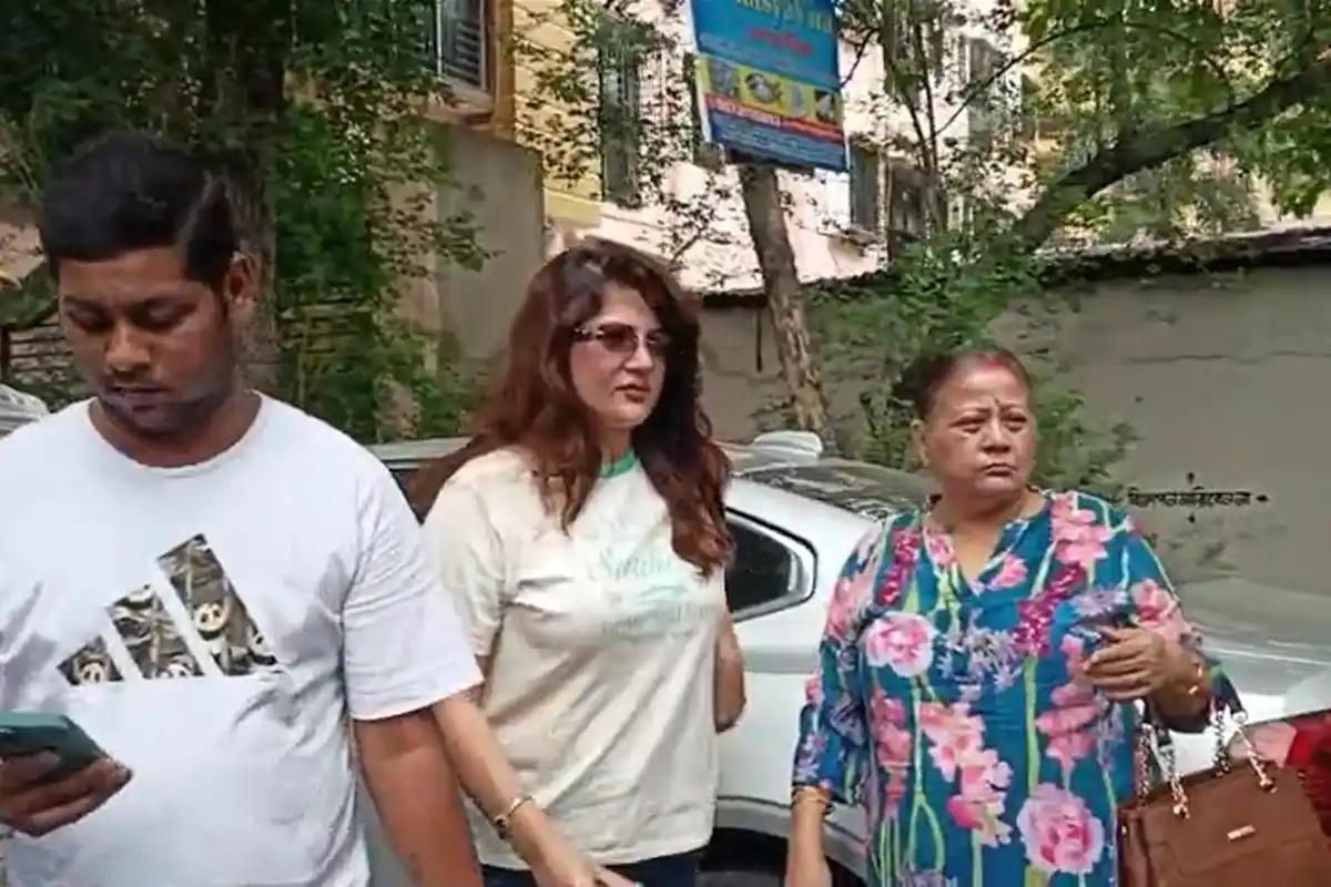Srabanti Chatterjee vote Behala Kolkata election: बेहाला केंद्र में शाबंती के वोट देने को लेकर बढ़ी चर्चा