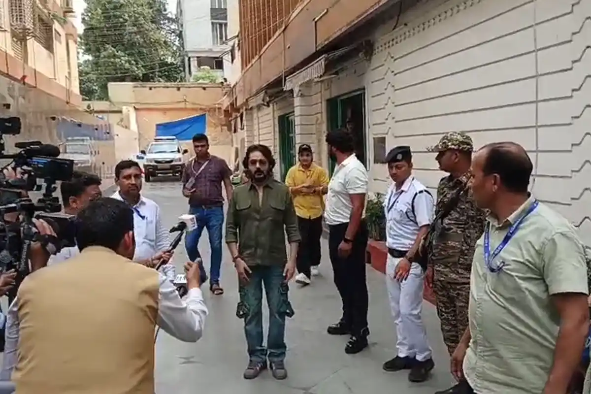 Prosenjit Chatterjee votes Ballygunge election: बालीगंज में अभिनेता ने बेटे के साथ डाला वोट