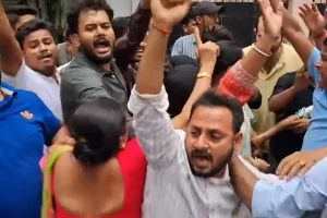 कालीघाट में शुभेंदु अधिकारी के खिलाफ “चोर-चोर” के नारे, “जय बांग्ला” के साथ विरोध प्रदर्शन