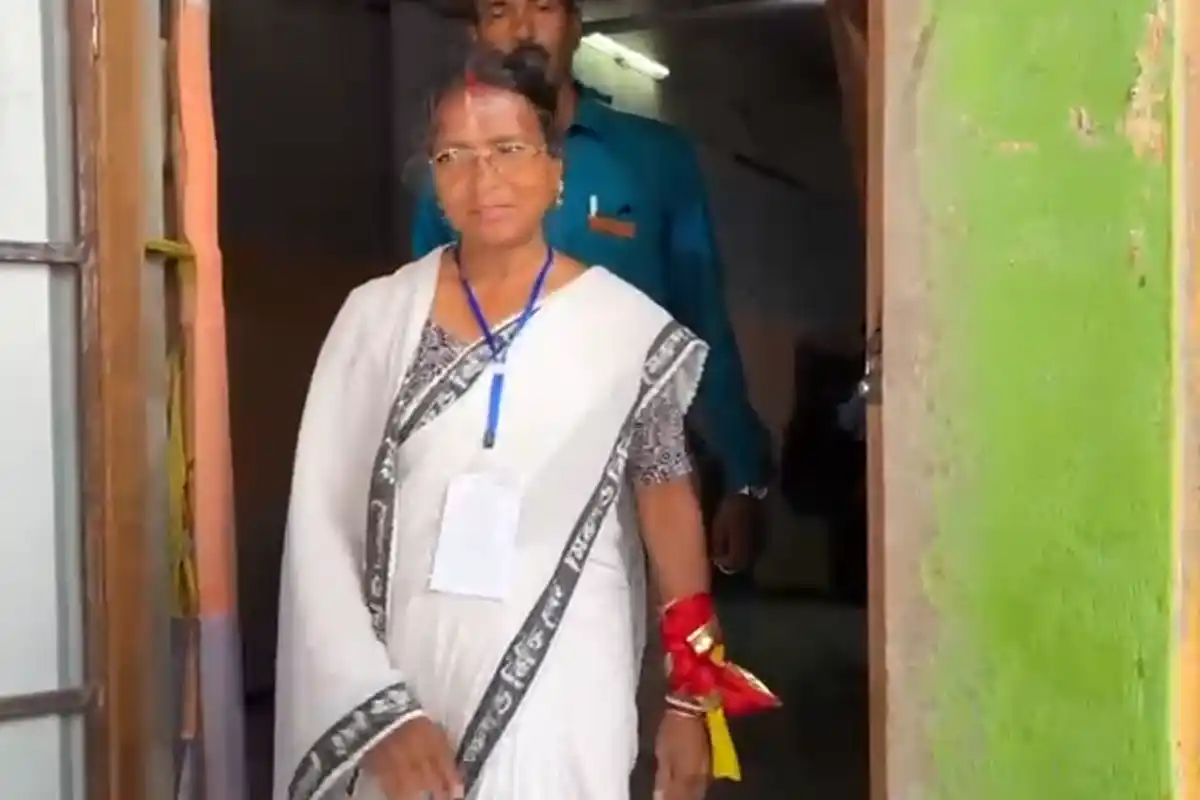 Panihati BJP candidate Abhaya mother votes West Bengal: पानीहाटी में भाजपा प्रत्याशी की मां ने सुबह किया मतदान