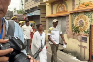 पानीहाटी से भाजपा प्रत्याशी अभया की माँ रत्ना देवनाथ ने सुबह-सुबह किया मतदान