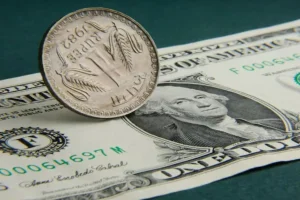 डॉलर के सामने फिर टूटा रुपया, पहली बार 95 के पार; अब तक की सबसे बड़ी गिरावट