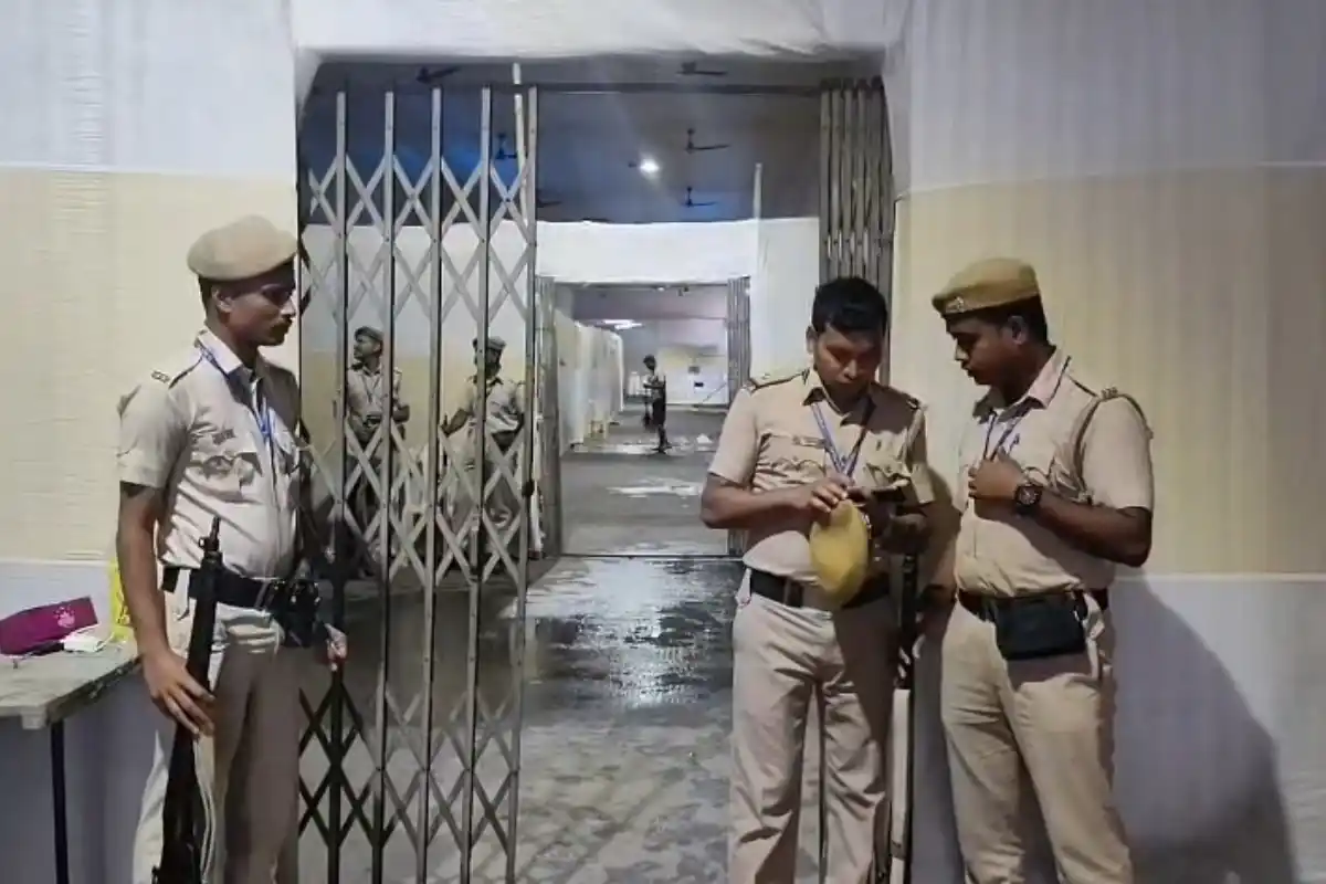 Netaji Indoor Stadium strong room EVM security Kolkata: वोट के बाद ईवीएम सुरक्षा को लेकर बढ़ी निगरानी, प्रशासन ने फर्जी खबरों को बताया