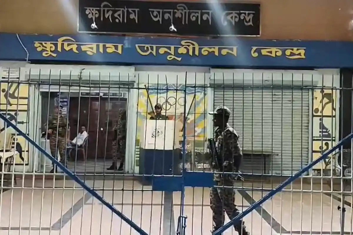 Netaji Indoor Stadium strong room EVM security Kolkata: वोट के बाद ईवीएम सुरक्षा को लेकर बढ़ी निगरानी, प्रशासन ने फर्जी खबरों को बताया