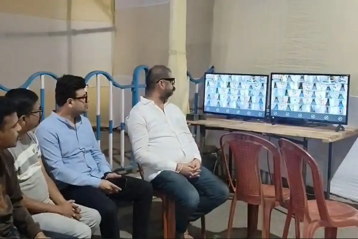 Netaji Indoor Stadium strong room EVM security Kolkata: वोट के बाद ईवीएम सुरक्षा को लेकर बढ़ी निगरानी, प्रशासन ने फर्जी खबरों को बताया