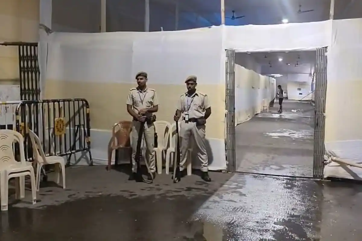 Netaji Indoor Stadium strong room EVM security Kolkata: वोट के बाद ईवीएम सुरक्षा को लेकर बढ़ी निगरानी, प्रशासन ने फर्जी खबरों को बताया