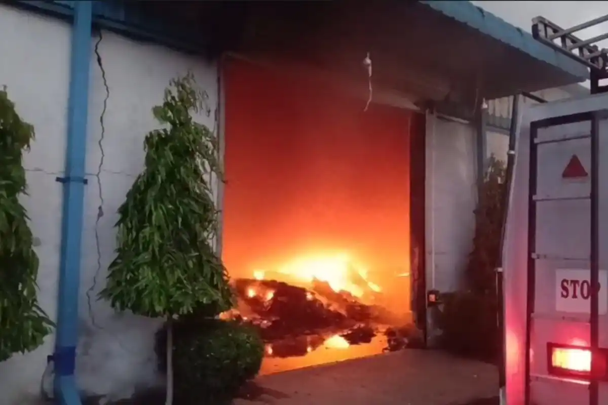 Howrah Ghusuri Hanuman Jute Mill fire: घुसुड़ी में भोररात लगी भीषण आग, राखी गोदाम पूरी तरह जलकर राख