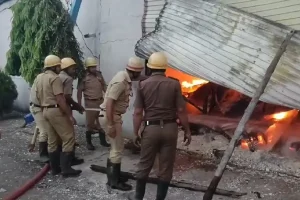घुसुड़ी में भोररात भीषण आग, हनुमान जूट मिल का राखी गोदाम जलकर राख