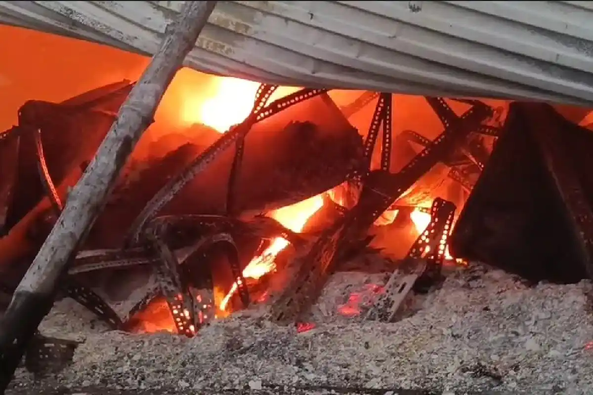 Howrah Ghusuri Hanuman Jute Mill fire: घुसुड़ी में भोररात लगी भीषण आग, राखी गोदाम पूरी तरह जलकर राख