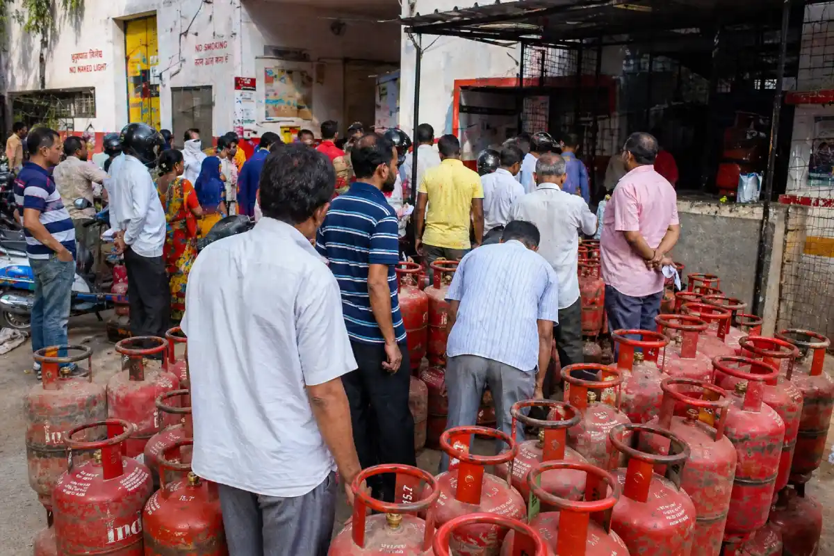 Nagpur gas cylinder supply increase: नागपुर में गैस सिलेंडर की सप्लाई दोगुनी, लोगों को लंबी प्रतीक्षा से राहत