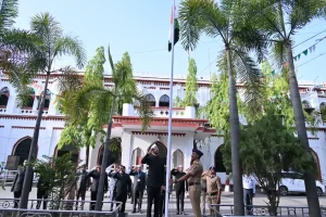 महाराष्ट्र दिवस पर जिलाधिकारी कार्यालय में हुआ ध्वजारोहण