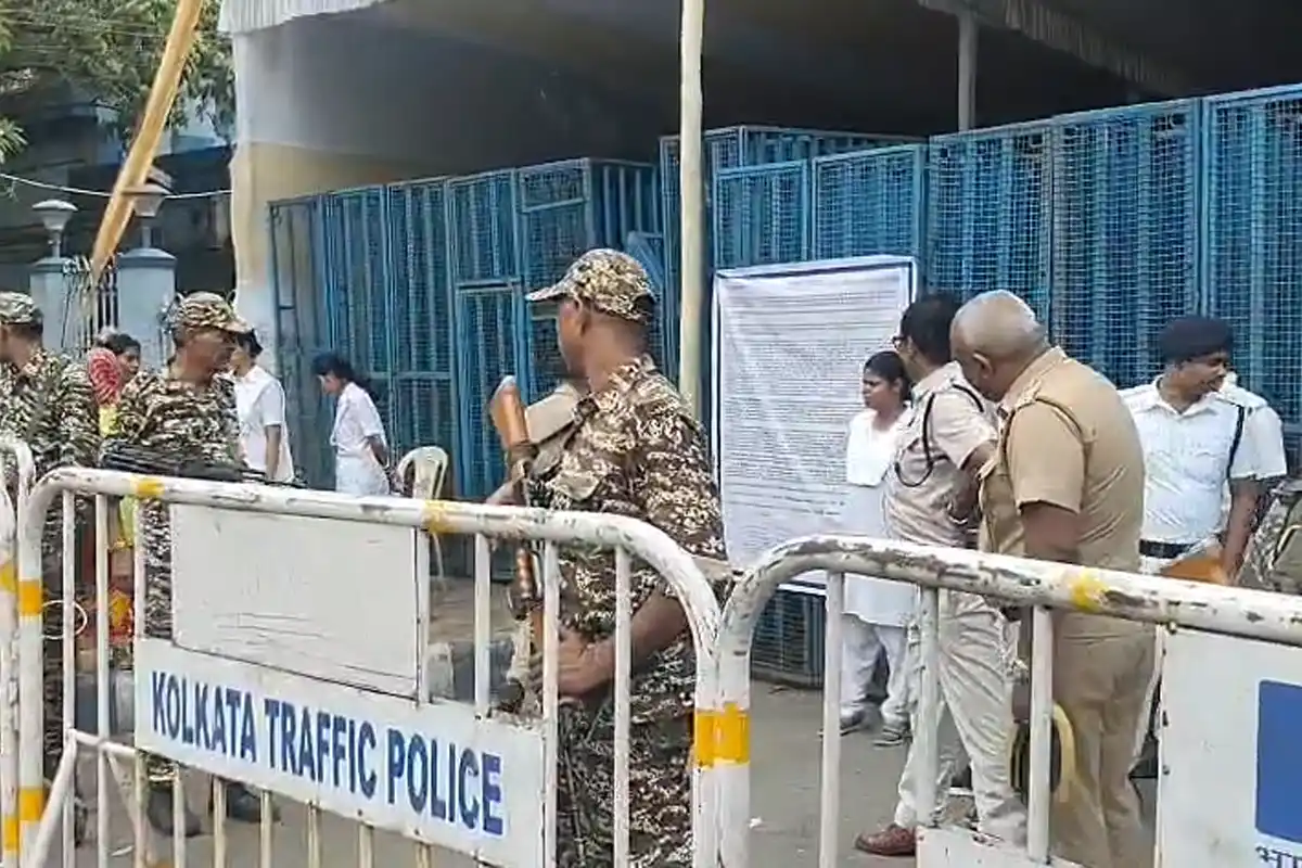 Khudirampally ballot box CCTV controversy Kolkata: खुदीराम केंद्र में बैलेट बॉक्स को लेकर विवाद, बिना कैमरा वाले कमरे में ले जाने का आरोप