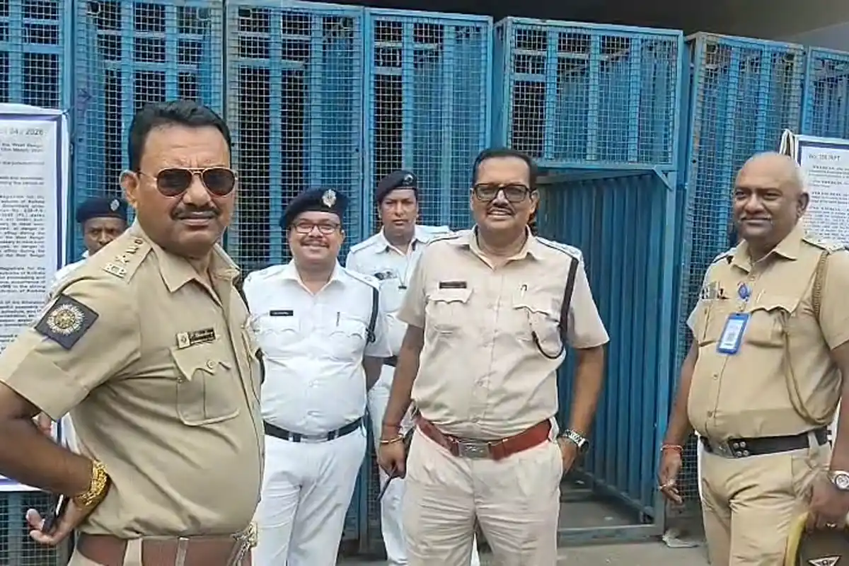 Khudirampally ballot box CCTV controversy Kolkata: खुदीराम केंद्र में बैलेट बॉक्स को लेकर विवाद, बिना कैमरा वाले कमरे में ले जाने का आरोप