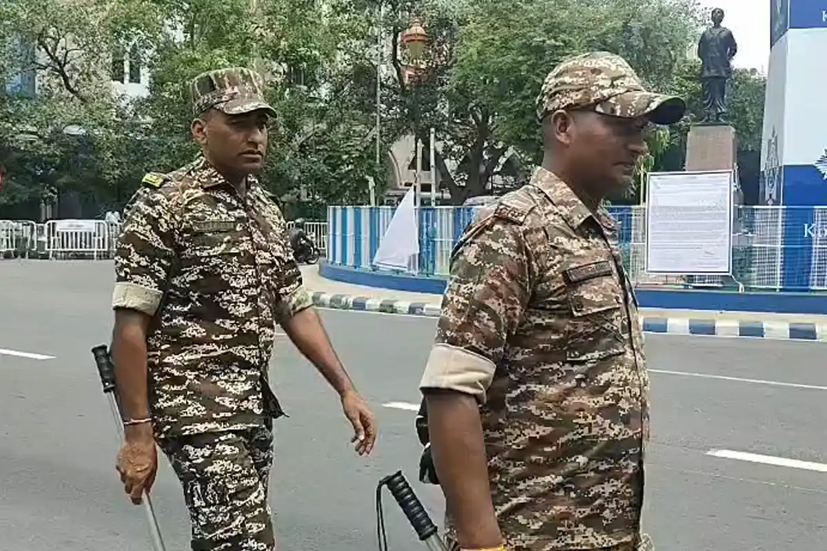 Khudirampally ballot box CCTV controversy Kolkata: खुदीराम केंद्र में बैलेट बॉक्स को लेकर विवाद, बिना कैमरा वाले कमरे में ले जाने का आरोप