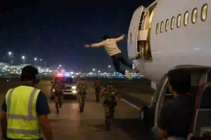 Air Arabia Flight Incident: चेन्नई एयरपोर्ट पर चलते विमान से कूदा यात्री, एक घंटे बंद रहा रनवे