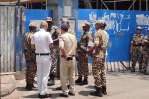 स्ट्रॉन्ग रूम के बाहर बवाल! बीजेपी चिन्ह वाली गाड़ी देख भड़के टीएमसी कार्यकर्ता