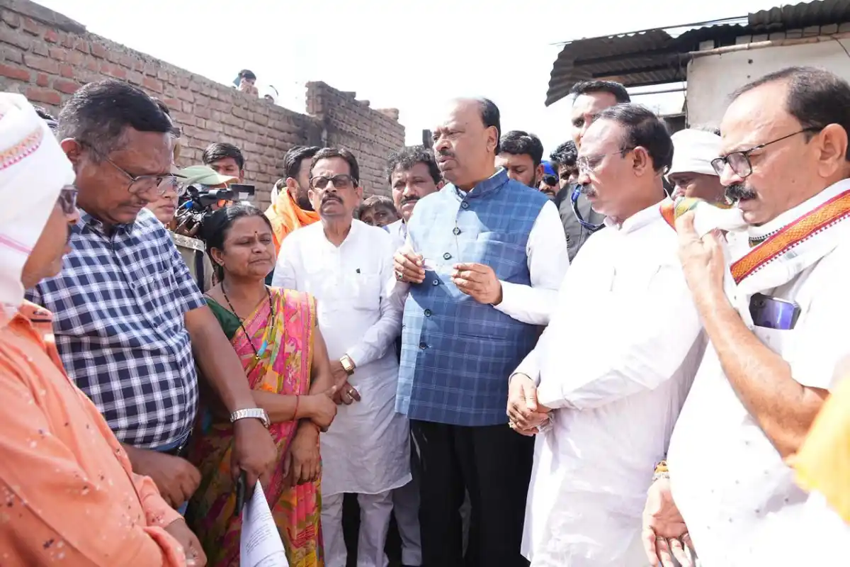 Dhamangaon fire relief Bawankule Bhiwapur Nagpur: नागपुर के धामणगांव अग्निकांड में राजस्व मंत्री बावनकुळे का मौके पर दौरा: हर प्रभावित परिवार को 2.5 लाख + 23 हजार की सहायता, कोराडी मंदिर देगा 20 लाख