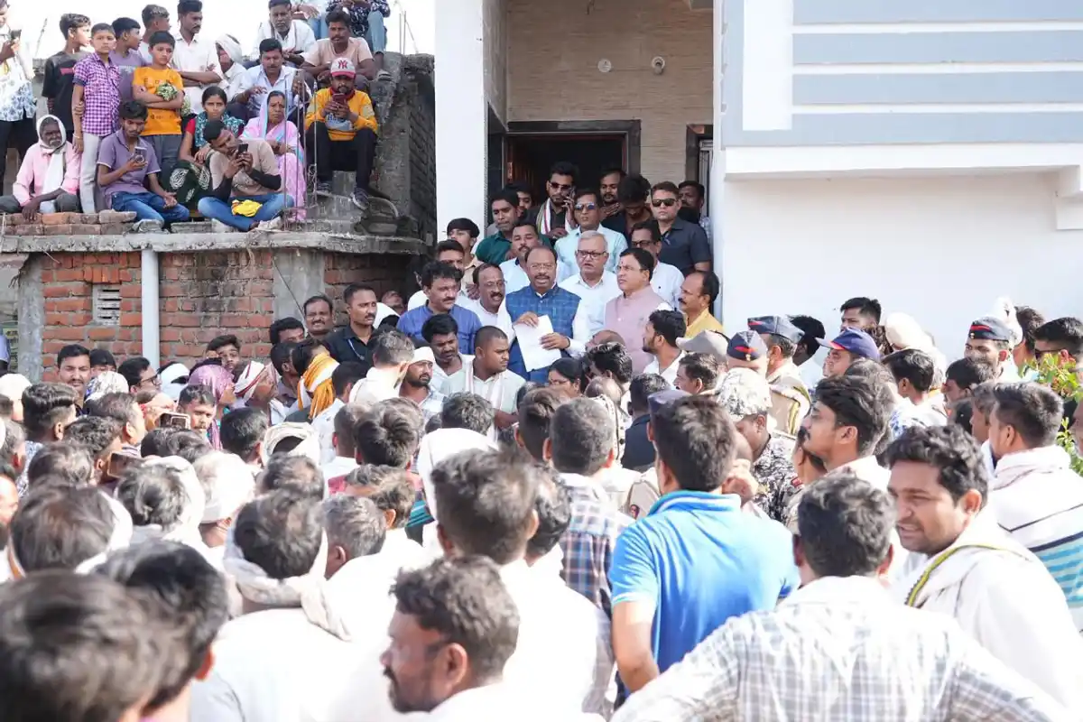 नागपुर के धामणगांव अग्निकांड में राजस्व मंत्री बावनकुळे का मौके पर दौरा: हर प्रभावित परिवार को 2.5 लाख + 23 हजार की सहायता