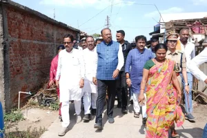नागपुर के धामणगांव अग्निकांड में राजस्व मंत्री बावनकुळे का मौके पर दौरा: हर प्रभावित परिवार को 2.5 लाख + 23 हजार की सहायता