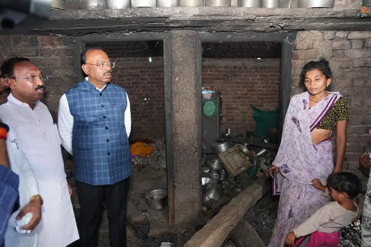 Dhamangaon fire relief Bawankule Bhiwapur Nagpur: नागपुर के धामणगांव अग्निकांड में राजस्व मंत्री बावनकुळे का मौके पर दौरा: हर प्रभावित परिवार को 2.5 लाख + 23 हजार की सहायता, कोराडी मंदिर देगा 20 लाख