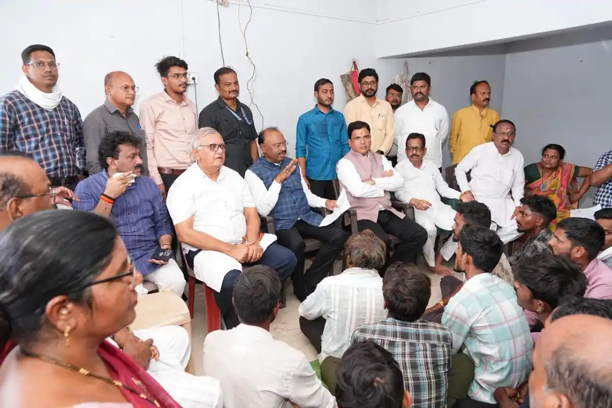 Dhamangaon fire relief Bawankule Bhiwapur Nagpur: नागपुर के धामणगांव अग्निकांड में राजस्व मंत्री बावनकुळे का मौके पर दौरा: हर प्रभावित परिवार को 2.5 लाख + 23 हजार की सहायता, कोराडी मंदिर देगा 20 लाख