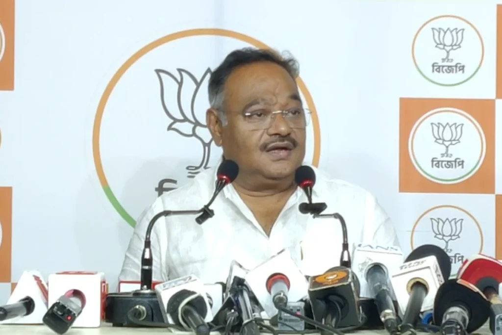 BJP के शमीक भट्टाचार्य का आरोप: “TMC ने मतदान के बाद कार्यकर्ताओं को पीटा, महिलाओं पर अत्याचार, 2021 की पुनरावृत्ति नहीं होगी”