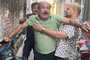 Bengal Election Violence 2026: हावड़ा में मोहनबागान क्लब सचिव व तृणमूल पूर्व काउंसलर श्यामल मित्र पर बर्बर हमला, वीडियो वायरल