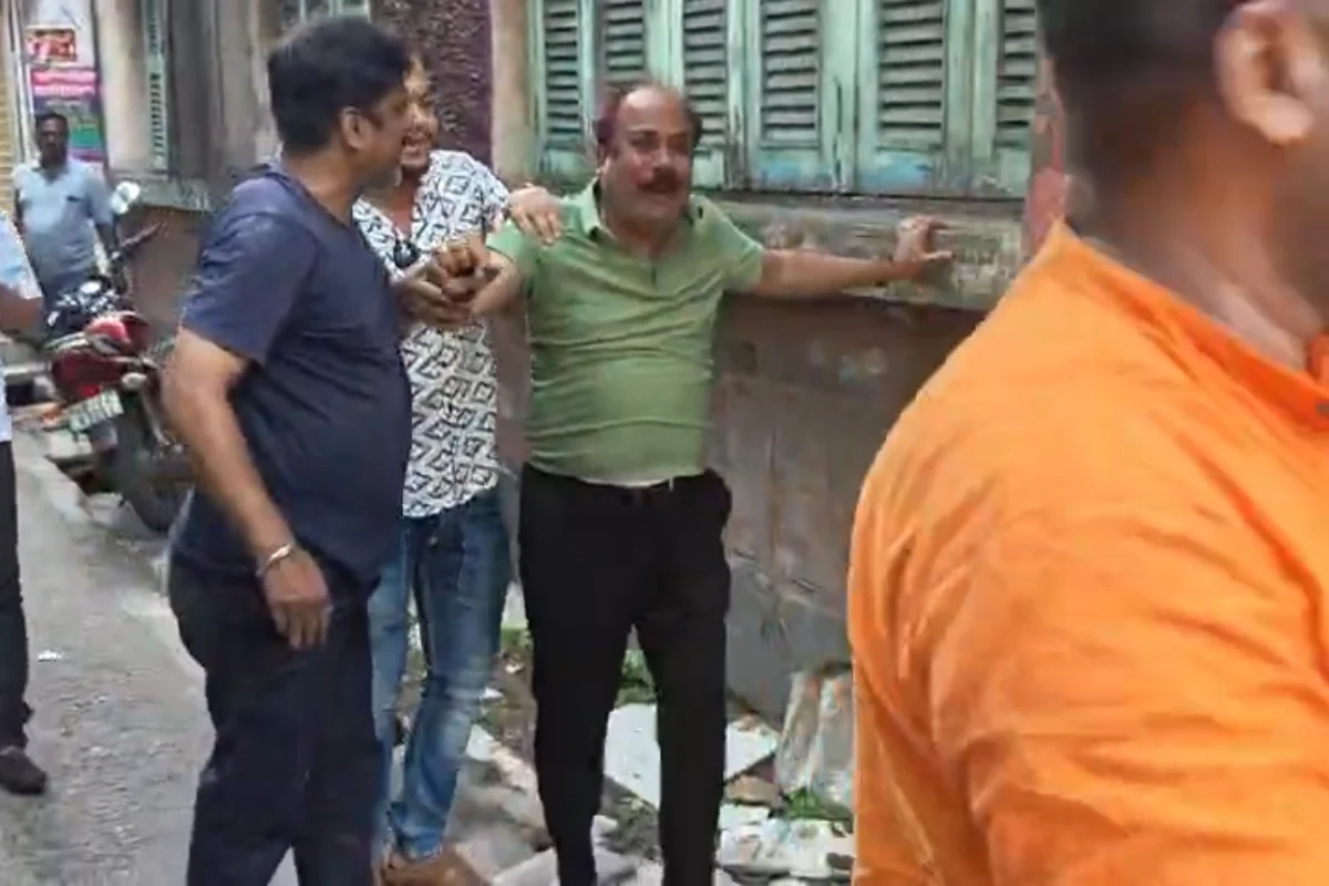 Shyamal Mitra TMC ex-councillor Mohun Bagan attacked Howrah viral video 2026: हावड़ा में मोहनबागान क्लब सचिव व तृणमूल पूर्व काउंसलर श्यामल मित्र पर बर्बर हमला, वीडियो वायरल | Bengal election violence