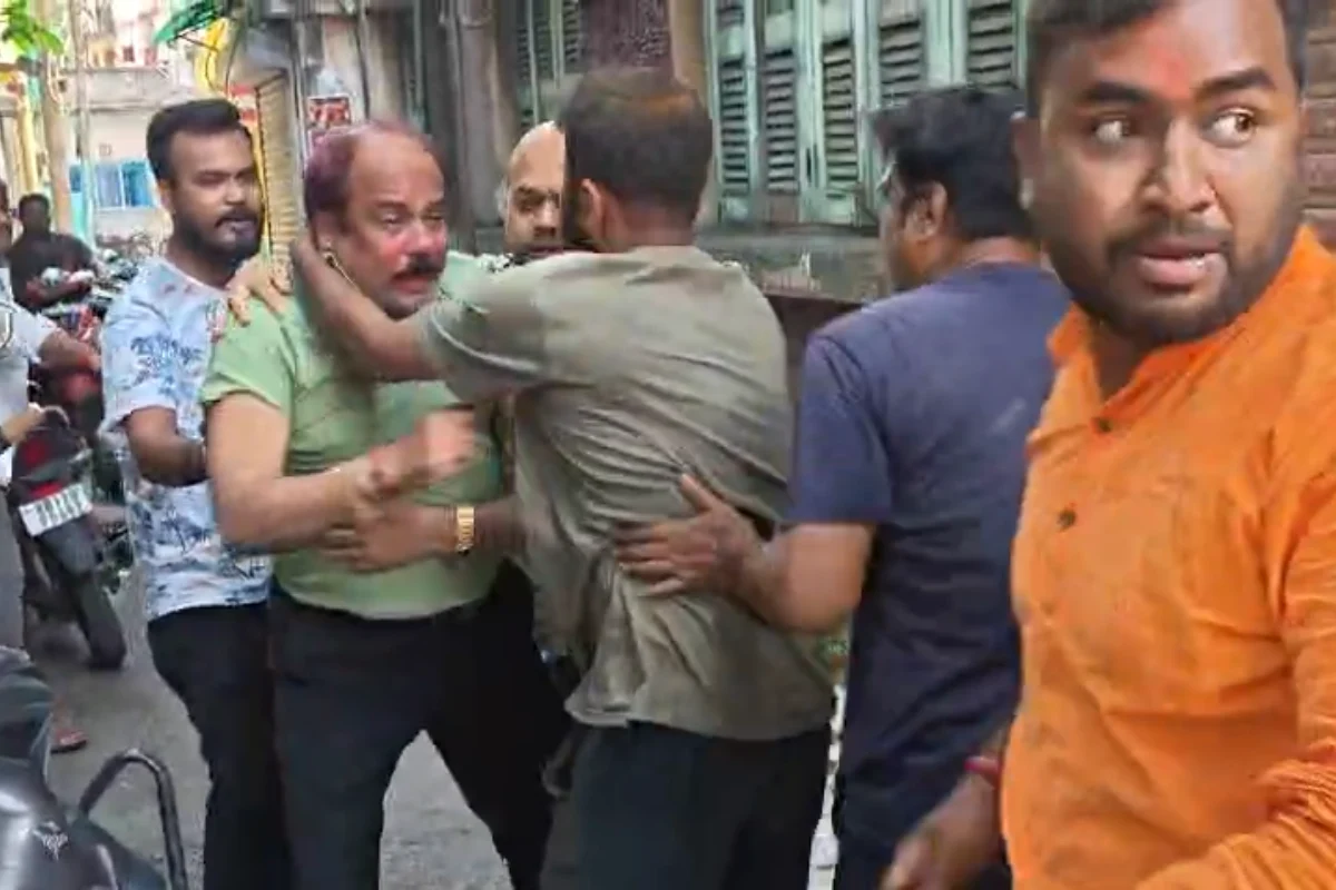 Bengal Election Violence 2026: हावड़ा में मोहनबागान क्लब सचिव व तृणमूल पूर्व काउंसलर श्यामल मित्र पर बर्बर हमला, वीडियो वायरल