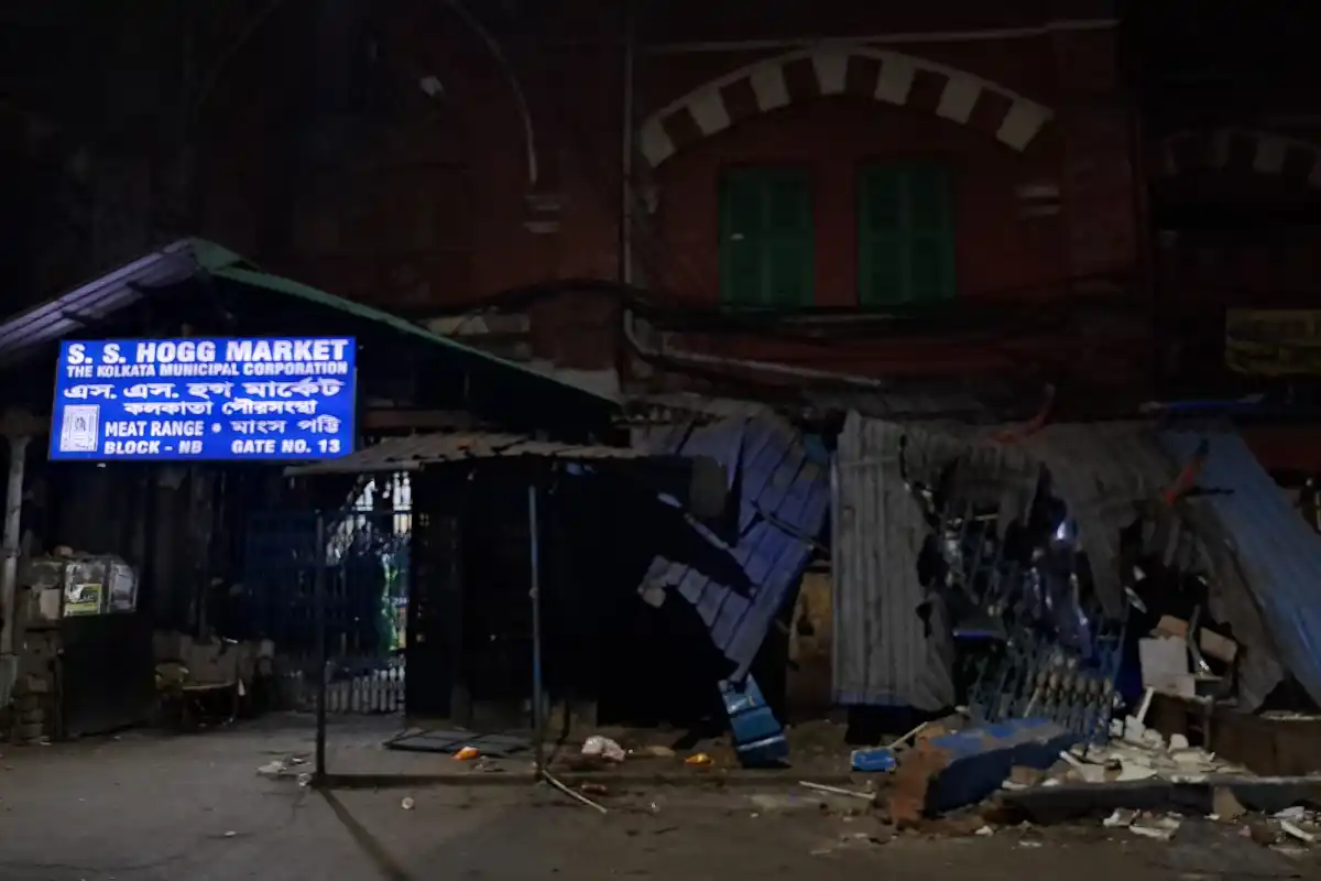 Trinamool Congress party office demolished New Market Kolkata: न्यूमार्केट में तृणमूल पार्टी दफ्तर में तोड़फोड़ और बुलडोजर चलाने का आरोप