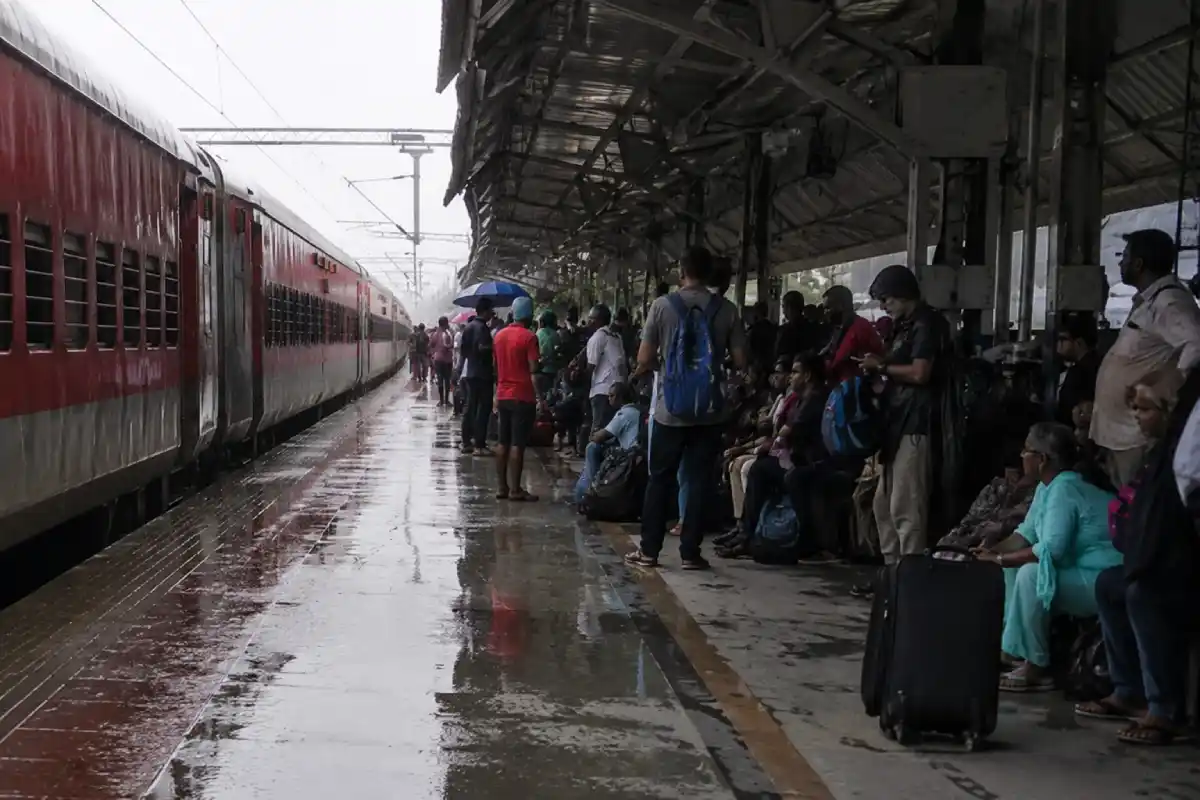 Vidarbha Express delayed Nagpur station passengers rain: नागपुर स्टेशन पर बारिश के बीच यात्री परेशान, ट्रेन अब तक नहीं हुई रवाना