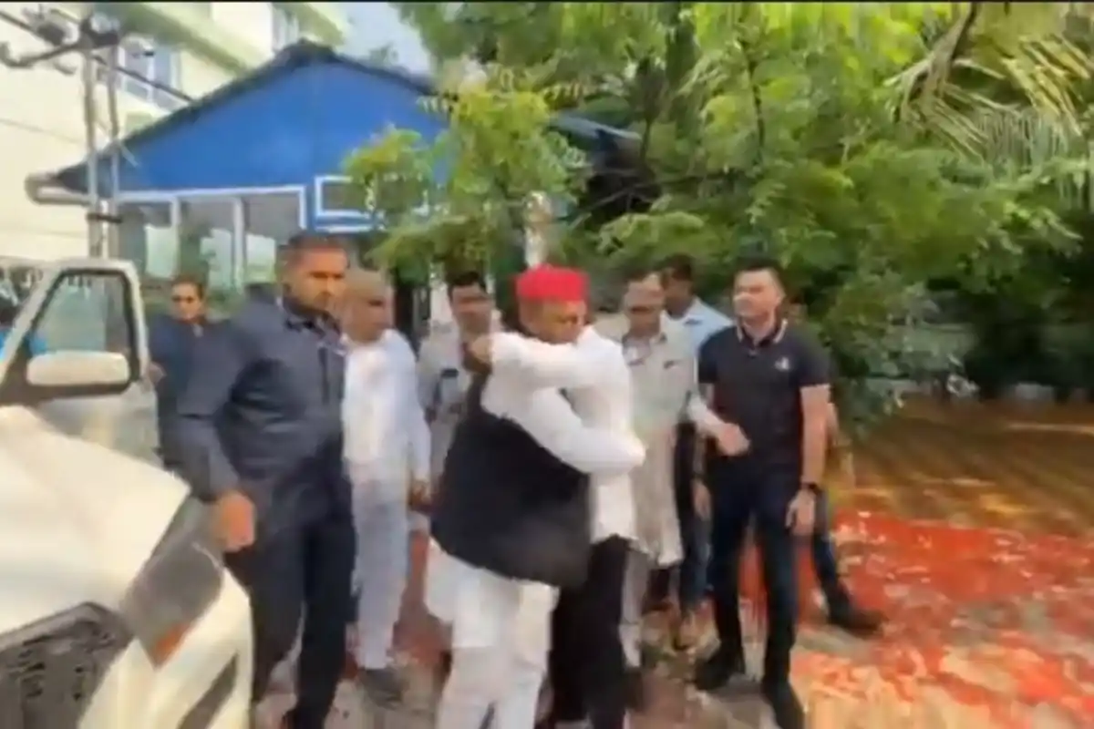 Akhilesh Yadav at Mamata Banerjee Residence Kolkata: कोलकाता में ममता बनर्जी और अखिलेश यादव की मुलाकात, विपक्षी राजनीति पर हुई चर्चा