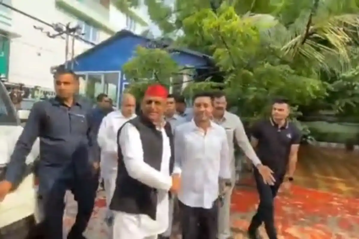 Akhilesh Yadav at Mamata Banerjee Residence Kolkata: कोलकाता में ममता बनर्जी और अखिलेश यादव की मुलाकात, विपक्षी राजनीति पर हुई चर्चा