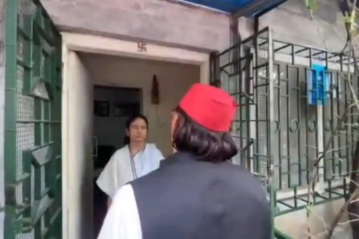 Akhilesh Yadav at Mamata Banerjee Residence Kolkata: कोलकाता में ममता बनर्जी और अखिलेश यादव की मुलाकात, विपक्षी राजनीति पर हुई चर्चा