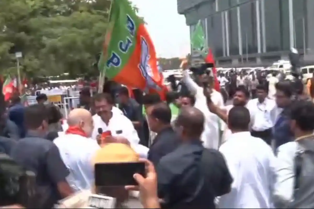 Amit Shah Kolkata airport visit Suvendu Adhikari welcome: केंद्रीय गृह मंत्री अमित शाह दिल्ली से कोलकाता पहुंचे, एयरपोर्ट पर शुभेंदु अधिकारी ने किया स्वागत