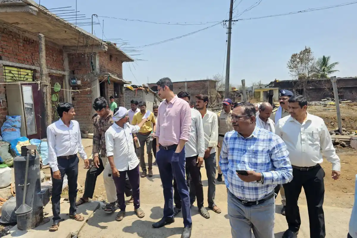 Dhamangaon village fire relief Nagpur: धामणगांव में आग के बाद प्रशासन ने तेज किया राहत काम