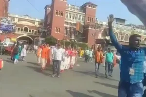 हावड़ा स्टेशन से ब्रिगेड के लिए रवाना हुए हजारों भाजपा कार्यकर्ता, शुभेंदु अधिकारी के शपथ समारोह को लेकर भारी उत्साह
