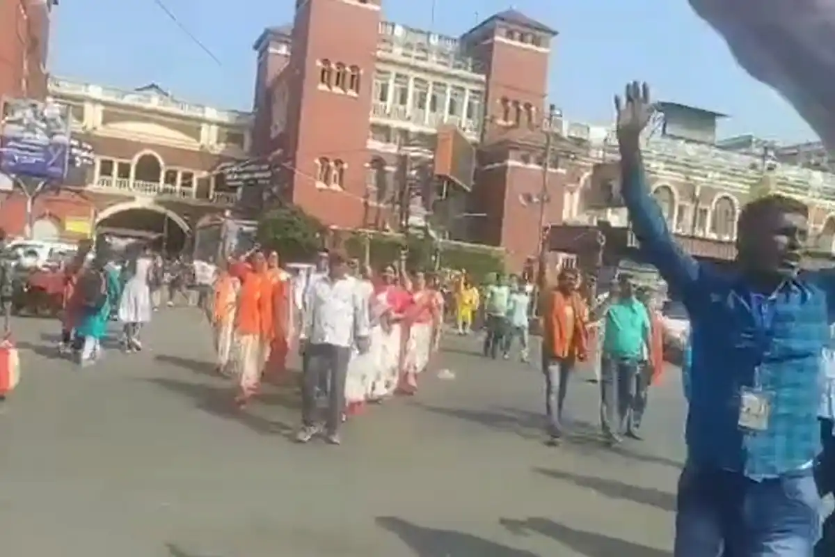 BJP workers Howrah Station Brigade rally: हावड़ा स्टेशन से हजारों भाजपा समर्थक शुभेंदु अधिकारी के शपथ समारोह के लिए रवाना