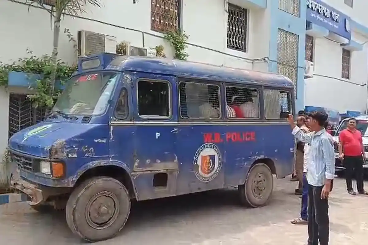 Murshidabad Samserganj police raid gambling den fake currency: समसेरगंज में जुए के अड्डे पर छापा, नकली नोट के साथ एक गिरफ्तार