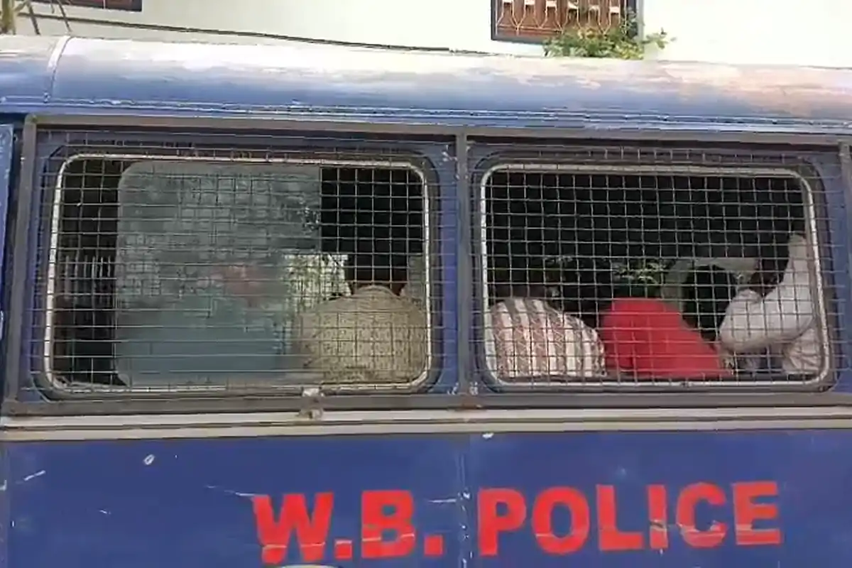 Murshidabad Samserganj police raid gambling den fake currency: समसेरगंज में जुए के अड्डे पर छापा, नकली नोट के साथ एक गिरफ्तार
