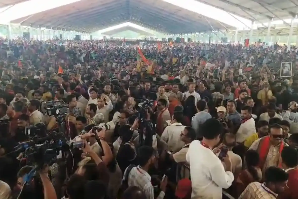 Kolkata Brigade Maidan Oath Ceremony Orange wave: कोलकाता के ब्रिगेड मैदान में शपथ समारोह के दौरान बड़ी संख्या में लोगों की मौजूदगी से पूरा मैदान भगवा रंग में नजर आया