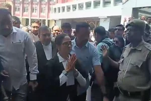Mamata Banerjee at Kolkata High Court: वकील की पोशाक में कोलकाता हाईकोर्ट पहुंचीं ममता बनर्जी, अचानक मौजूदगी से बढ़ी चर्चा