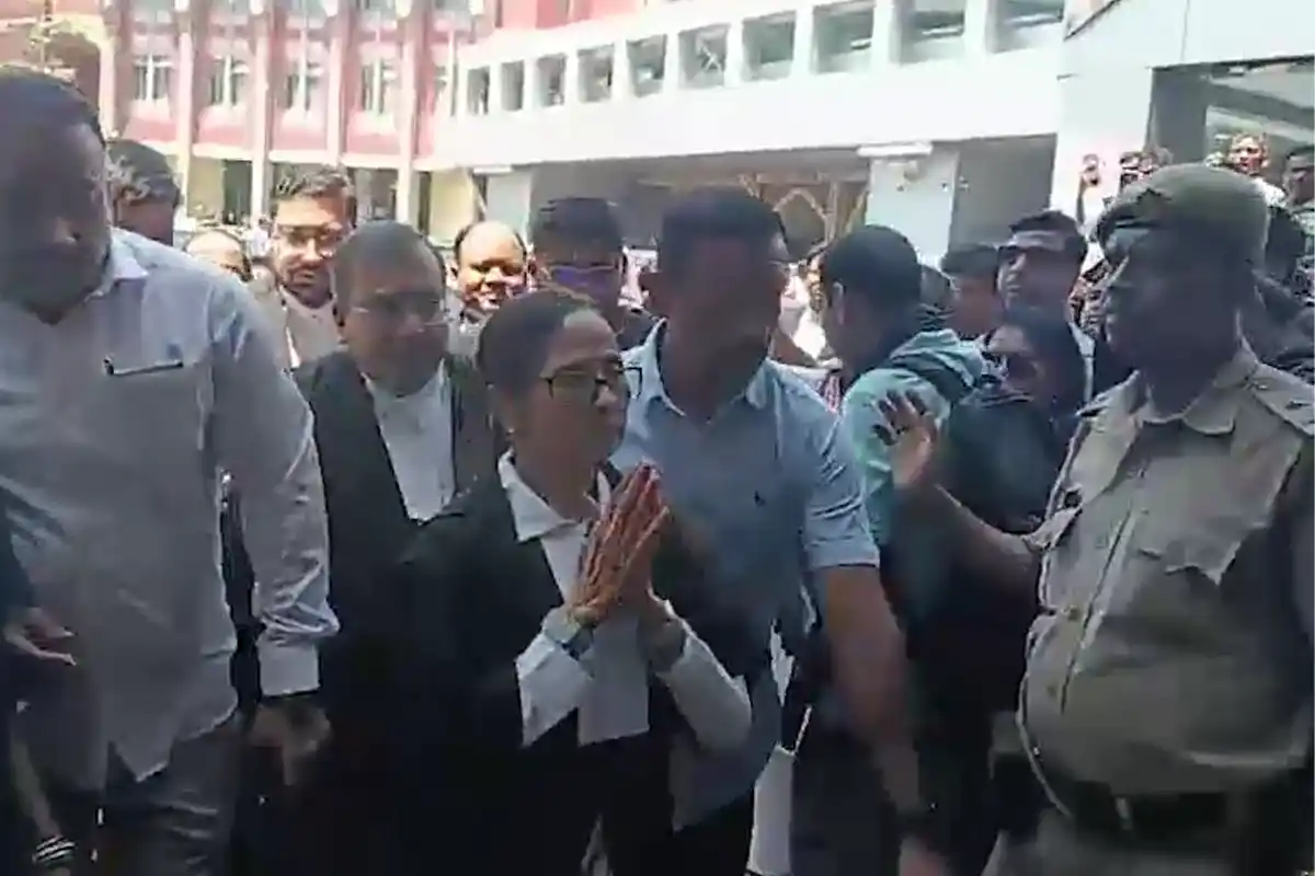 Mamata Banerjee Kolkata High Court visit: वकील की पोशाक में कोलकाता हाईकोर्ट पहुंचीं ममता बनर्जी, अचानक मौजूदगी से बढ़ी चर्चा