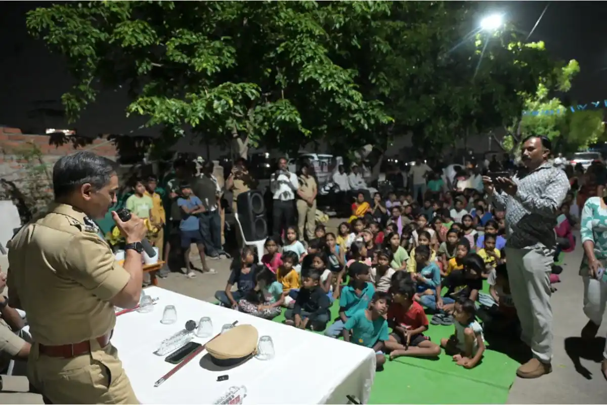 Nagpur Police Commissioner Honors slum Toppers: नागपुर में झोपड़पट्टी के बच्चों को पुलिस कमिश्नर ने सम्मानित किया