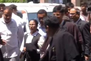 वकील की पोशाक में कलकत्ता हाईकोर्ट पहुंचीं ममता बनर्जी, चुनाव बाद हिंसा मामले में खुद रखीं दलीलें